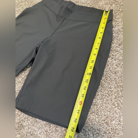 Columbia | Women's Omni-Shield Bike Shorts | Charcoal Gray - Picture 5 of 7